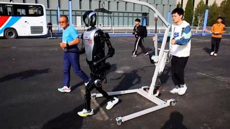 Pekín organiza media maratón con participación conjunta de humanos y robots