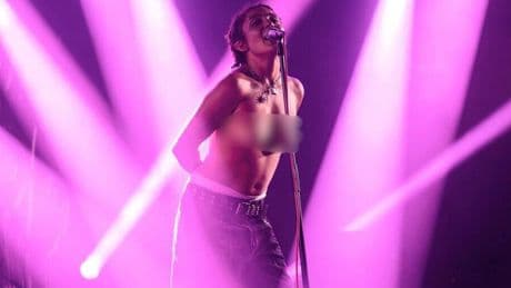 Rebecca Baby sul palco in topless dopo le molestie sessuali durante un concerto. «Cantare così deve essere normale»