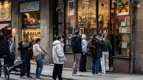 La histórica librería Sant Jordi renace en verano como espacio cultural polivalente