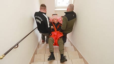 Söhne müssen Vater tragen - Spenderin zahlt Treppenlift, da Sozialamt versagte
