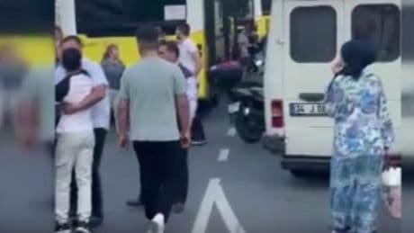 İstanbul'da korku dolu anlar... İETT şoförü otobüsü yolcuların üzerine sürdü