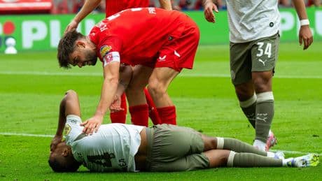 PSV-trainer Bosz maakt zich grote zorgen over blessure van spits Pléa: ’Als je de beelden ziet, schrik je’