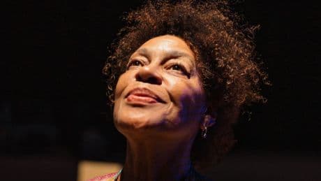 Amerikaanse kunstenaar Carrie Mae Weems in Rijksmuseum: ‘Trump wil ons het zwijgen opleggen, maar ik krijg er juist veel energie van’
