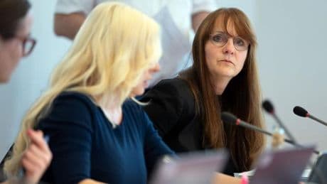 Einstufung der AfD: Verfassungsschutz-Debatte: Ministerin steht in der Kritik
