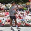 Liverpool-selectie en familie lopen langs bloemenzee buiten Anfield, zondag eerste wedstrijd zonder Diogo Jota