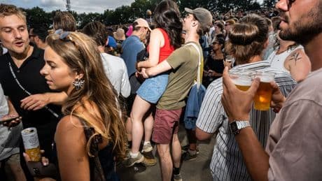 Bij steeds meer festivals kun je je ticket achteraf betalen, dankzij diensten als Klarna. Maar is dat wel verstandig?