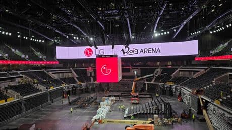 Hemos estado en el Roig Arena, el estadio que el dueño de Mercadona abrirá en Valencia. Si no tiene más pantallas es porque no le caben