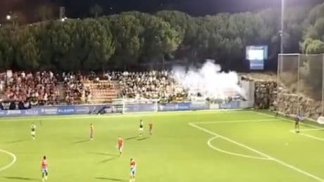 Suspendido el Estepona - Cacereño por el lanzamiento de un objeto, que impactó en el portero visitante, y de una bengala