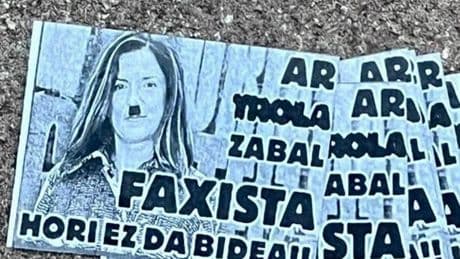 Lanzan panfletos con la caricatura de Artolazabal con un bigote hitleriano ante su casa