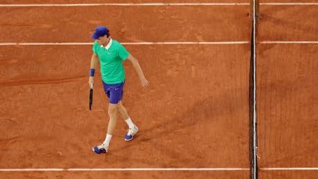 El gesto de Jannik Sinner con la placa de Rafa Nadal en Roland Garros: &quot;Es lo mínimo que se podía haber hecho por él&quot;