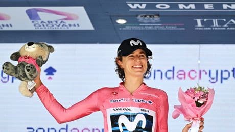Marlen Reusser vol ongeloof na dubbelslag in Giro Vrouwen: ’Het was altijd al een droom om roze trui te dragen’