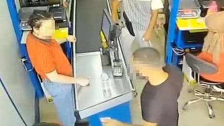 Markette dehşet! Müşteri kadın kasiyerin burnunu kırdı