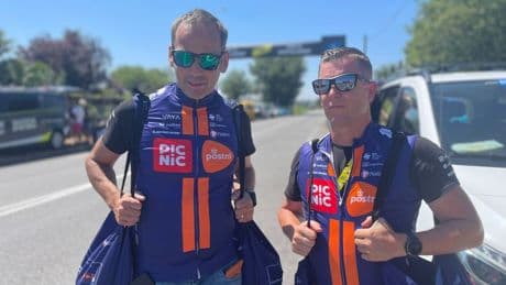 Tour-renners razen door voedingszone, die in de hitte nóg belangrijker is
