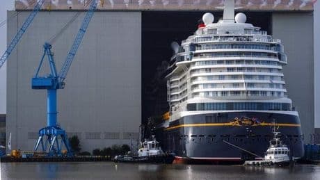 Nieuw Disney-cruiseschip ’Destiny’ maakt spectaculaire entree in Papenburg voor duizenden fans