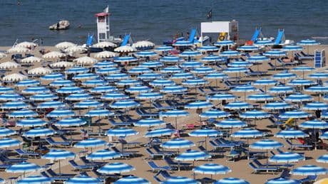 60 Euro für Schirm und zwei Liegen – Italien empört sich über Preissprünge