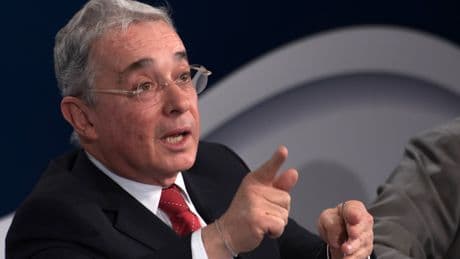 El expresidente colombiano Álvaro Uribe, condenado a 12 años de prisión domiciliaria