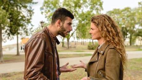 El comportamiento inusual que demuestra que tu pareja es emocionalmente inmadura, según una psicóloga