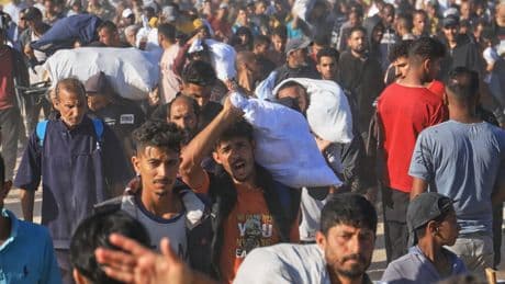 ‘De enige manier om deze plunderingen te voorkomen, is door Gaza te overspoelen met hulp’