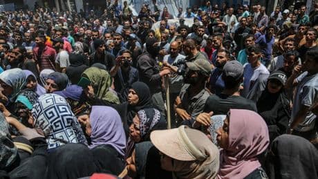 Gaza, attacco israeliano al mercato: 18 morti