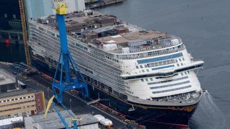 "Disney Adventure": XXL-Kreuzfahrtschiff quetscht sich aus Werft