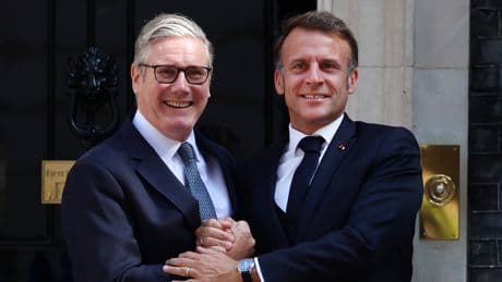 Starmer y Macron pactan una fórmula contra la inmigración ilegal de la que recela España