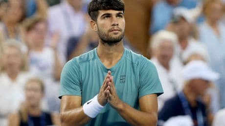 Alcaraz se lleva el título en Cincinnati tras la retirada de Sinner cuando perdía 5-0