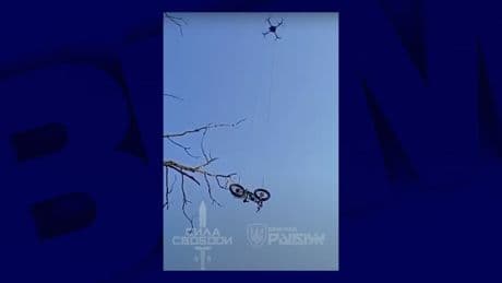 "J'étais encerclé de toutes parts": un soldat ukrainien blessé par l'armée russe s'échappe du front grâce à un vélo livré par drone