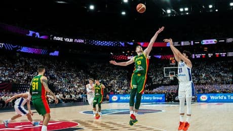 Wie macht er den denn? - Sensationeller Monster-Wurf bei der Basketball-EM