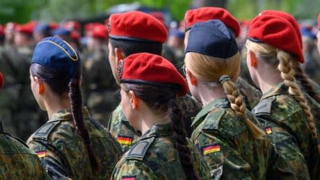 Bundeswehr: Scheidende Wehrbeauftragte beklagt Bedingungen für Soldatinnen