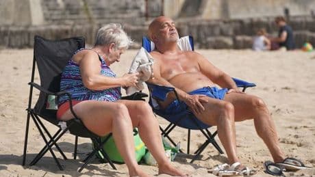 Weather warning extended to more of UK as temperatures soar towards 35C