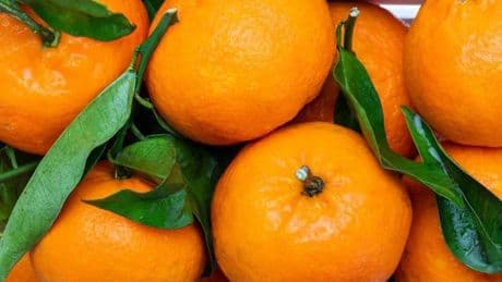 Una experta en seguridad alimentaria advierte del error que muchos cometen al comer mandarinas