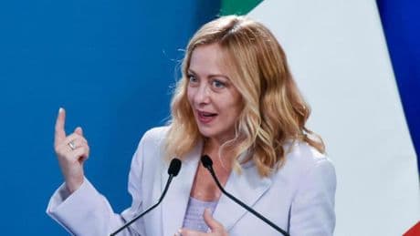 Meloni: “Spiragli di pace, ma solo Kiev deciderà sulle condizioni. Trump ha ripreso l’idea italiana”