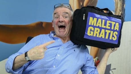 Ryanair eleva en 5 centímetros el ancho de la maleta gratuita