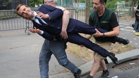 Militantes de Greenpeace roban la estatua de Macron del museo de cera de París