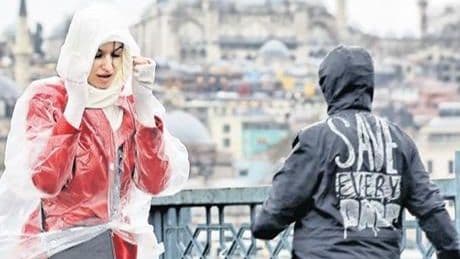 İstanbul’da deprem sonrası fırtına alarmı: Camlar titriyor çatılar uçuyor