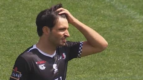 Carlos Sainz pone la magia en la derrota de los pilotos en el partido benéfico de Mónaco