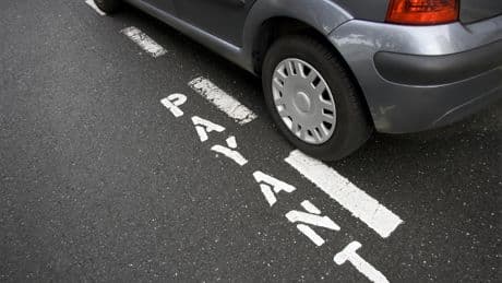 La grogne des agents du fisc pour garder des places de parking gratuites