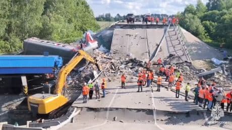 Rusya'da köprü trenin üstüne çöktü! Ölü ve yaralılar var