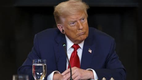 Trump dà il via libera: gli Usa tornano a inviare armi a Kiev. E Mosca risponde con raid su Kiev