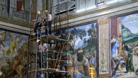 La Capilla Sixtina, lista para el cónclave: los operarios ya han montado las mesas y revisan la chimenea y las estufas