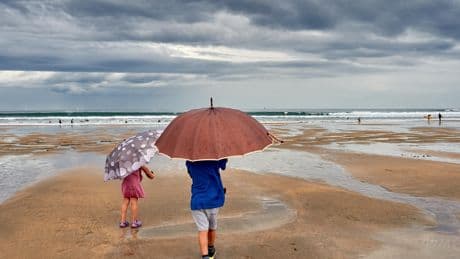 «C’est rarement une bonne affaire» : que couvre la «garantie pluie» de vos vacances ?