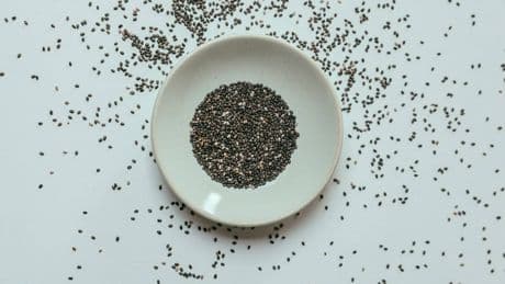 Perché bere acqua con semi di chia e limone per dimagrire