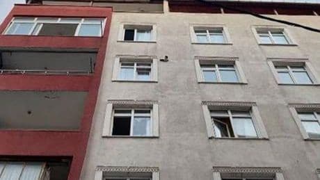 Küçükçekmece’de dehşet: Ailesini rehin aldı polisleri görünce camdan atladı