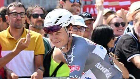 <p>Vuelta 2025, Philipsen trionfa a Novara e si prende tappa e maglia rossa</p>