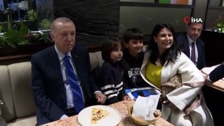 Cumhurbaşkanı Erdoğan, Ankara'da bir kafede vatandaşlarla sohbet etti