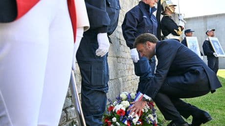 Attaque d’un fourgon au péage d’Incarville : Emmanuel Macron dépose une gerbe en mémoire des agents tués