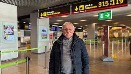 Christian, el vigilante parisino con más de 7 años viviendo en Barajas: "Aena nos quiere en la calle, pero ya estamos en ella"