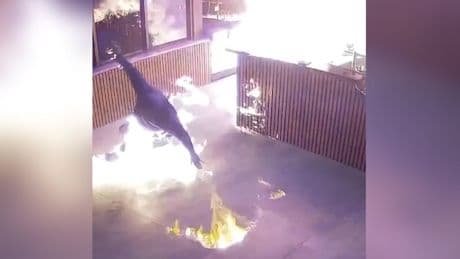 Er legte ein Feuer in einer Bar - Mann geht bei Brandanschlag in Flammen auf