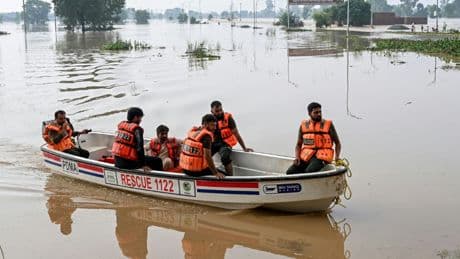 Inondés et isolés au Pendjab pakistanais, les habitants dans l'attente des secours