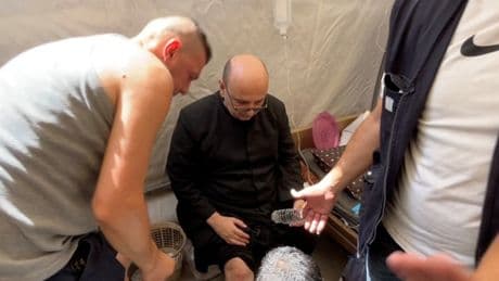 Gaza, colpita la chiesa della Sacra Famiglia: «Due morti». Ferito padre Gabriel Romanelli. Meloni: «Attacchi inaccettabili di Israele su civili»